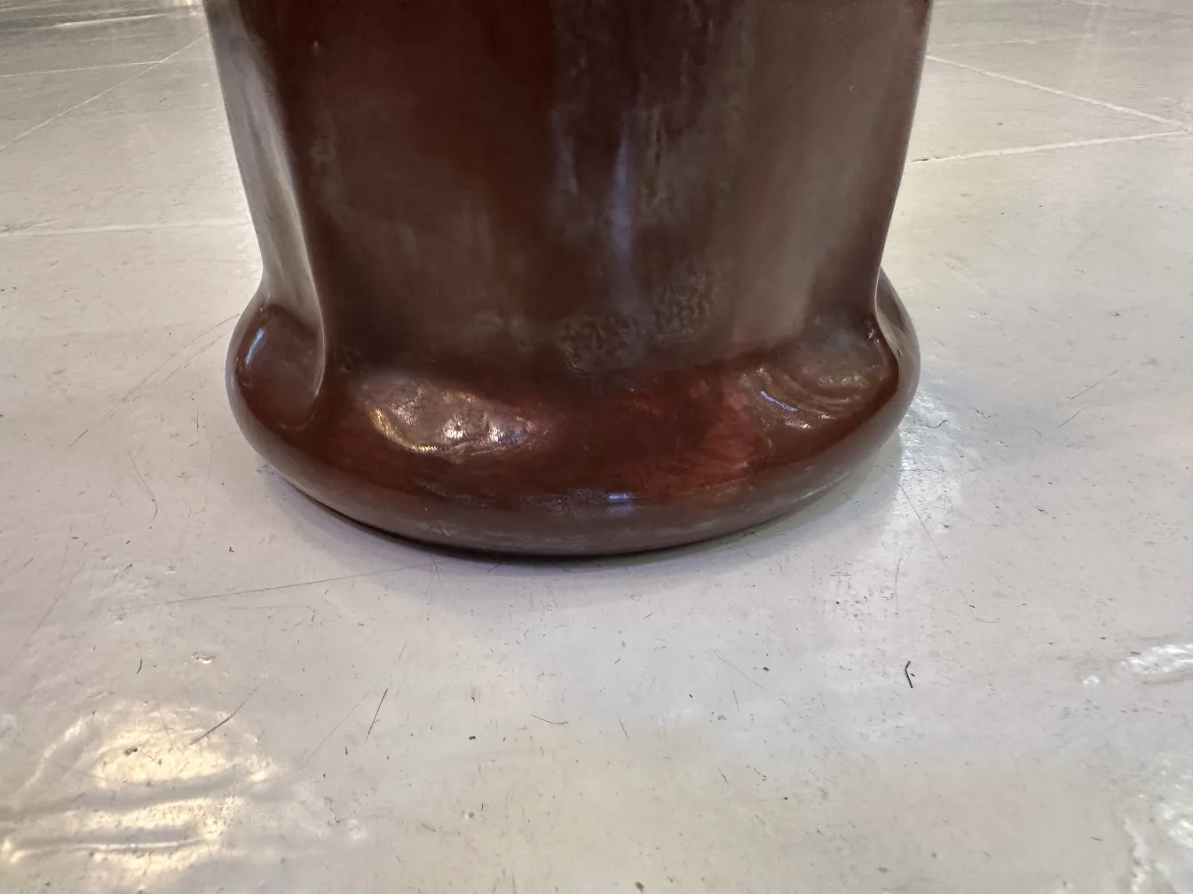 प्राचीन भूरा मिट्टी के बर्तन, चमकदार और मुलायम विवरण के साथ।